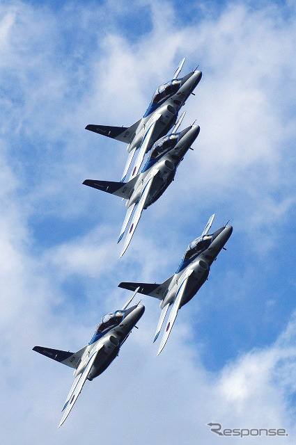 密集隊形で基地上空に進入してくるブルーインパルス。