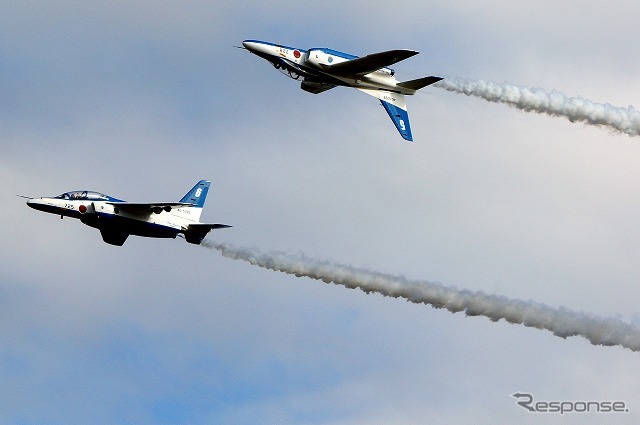 目玉のブルーインパルス。主として1-4番機が編隊飛行を行い、5番機と6番機はソロ(もしくは揃って)飛ぶ。