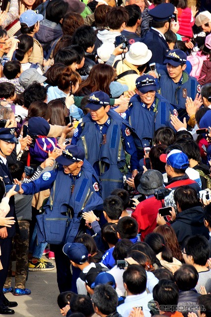 今年からはブルーインパルスのパイロットが通る花道を用意。