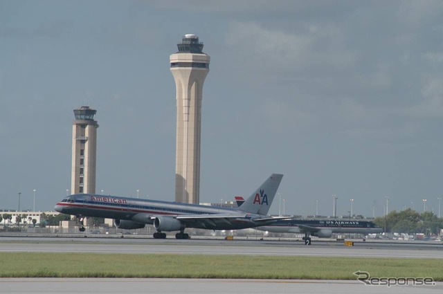 マイアミ国際空港の管制塔