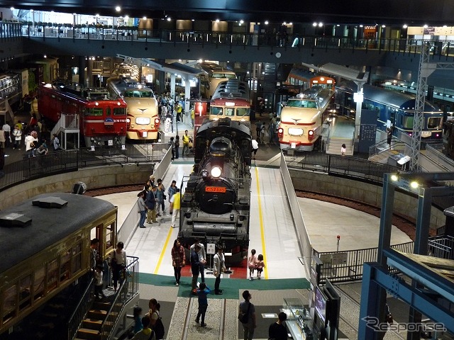 本館も全面的にリニューアル。多数の車両が展示されている「ヒストリーゾーン」は「車両」ステーションとし、「車両の躍動感や迫力」を大型映像や音、照明などで演出する。写真は現在の「ヒストリーゾーン」。