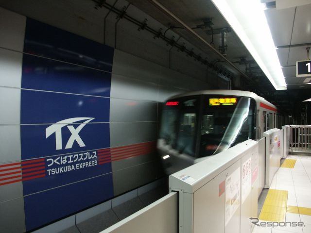 11月23日は「つくばマラソン」の開催に伴い、朝の下り快速3本が研究学園駅に臨時停車する。写真は秋葉原駅に入るつくばエクスプレスの列車。