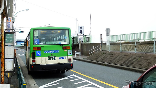 旧江戸川沿いを走る都営バス（葛西22・新小22）が走っている