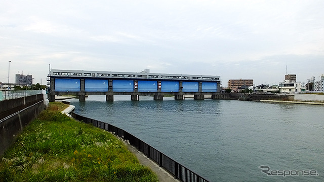 今井児童交通公園の北側には新中川にかかる今井水門がある