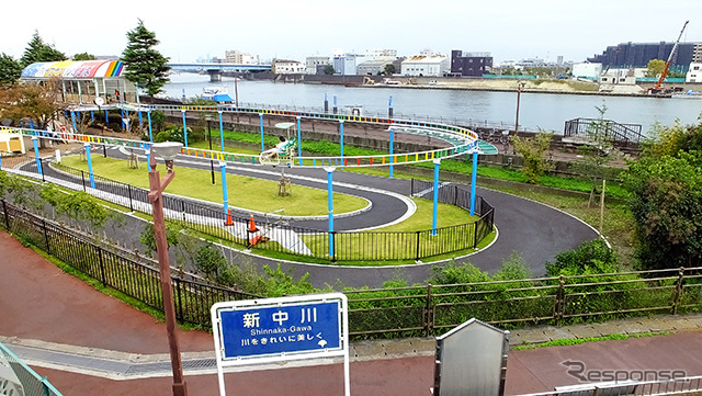 今井児童交通公園で足踏み式ゴーカートやレインボーサイクルに乗る子どもたち