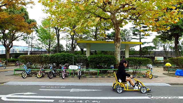 今井児童交通公園で足踏み式ゴーカートやレインボーサイクルに乗る子どもたち