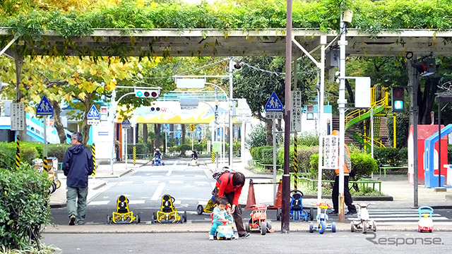 今井児童交通公園には親子の姿が多く見られた