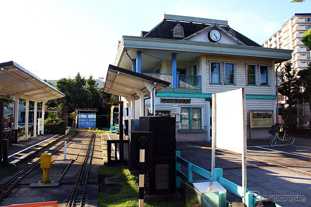 葛飾区にある新宿交通公園は駅舎をイメージした建物やミニSLのレールなどが敷かれている
