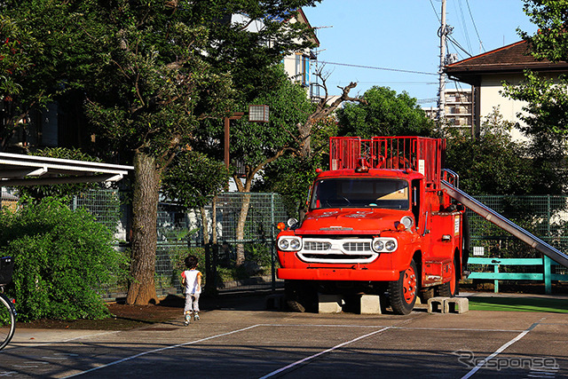 滑り台が付く“火を消さない消防車”が保存されている新宿交通公園（葛飾区）