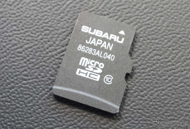 地図データを収録したマイクロSDカード。16GBの容量と思われる