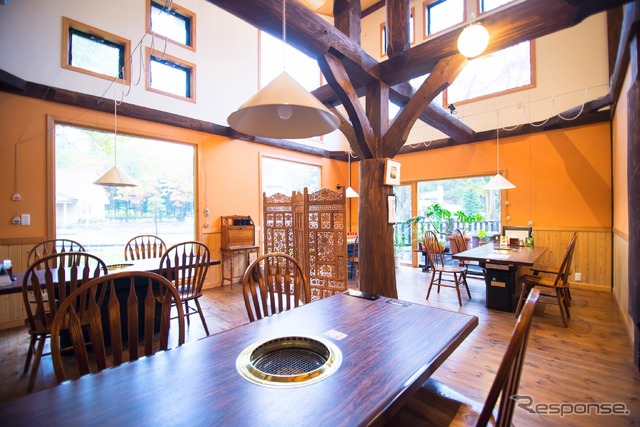 建物、内装ともにリゾート気分満点のスタイリッシュさ(軽井沢 焼肉迎賓館 爛燈)