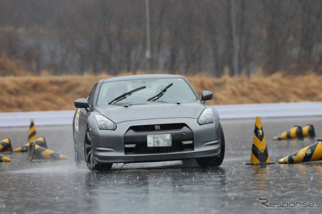 R35 ワンメイクドライビングレッスン