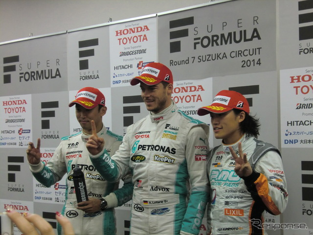 決勝第1レースの予選トップ3、左から2位の一貴、ポールのロッテラー、3位の国本。