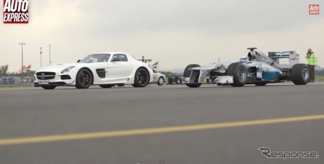 メルセデスベンツSLS AMGクーペ ブラックシリーズとF1マシンの加速競争映像を公開した英『Auto Express』