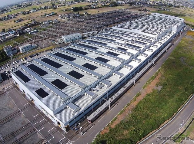 南栗橋車両管区の工場棟。屋根に4720枚の太陽光パネルが設置され、このほど東武南栗橋太陽光発電所として発電を開始した。