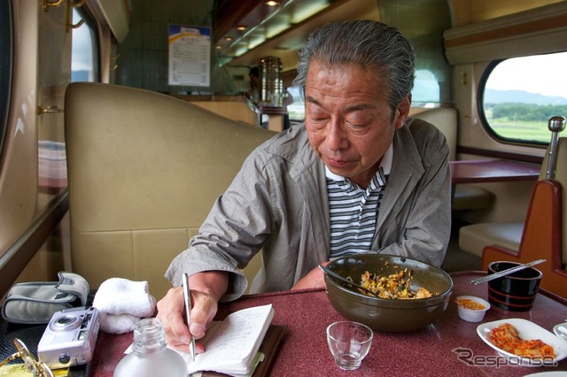 種村さんは海外の鉄道取材も精力的にこなした。写真は韓国セマウル号（日本の在来線特急に相当）の食堂車内でメモを取る種村さん。（2004年7月）