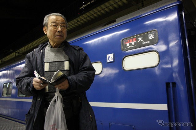 「レイルウェイ・ライター」種村直樹さんが11月6日に死去。写真は東京～大阪間を結んでいた寝台急行『銀河』を取材中の種村さん。（2008年3月）