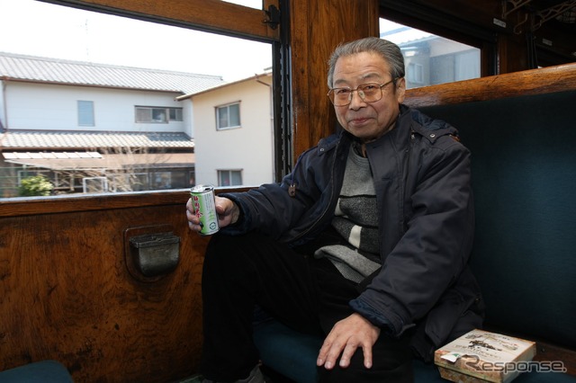 種村さんは日本の鉄道が大きく変わった1970年代から1990年代にかけ、「鉄道ジャーナル」などで多数のルポを発表した。写真は大井川鐵道を取材中の種村さん。（2008年3月）