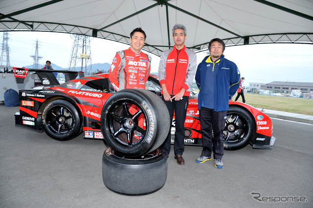 左から、NISMO 鈴木豊監督、松田次生選手、日本ミシュランタイヤ・モータースポーツマネージャーの小田島広明氏