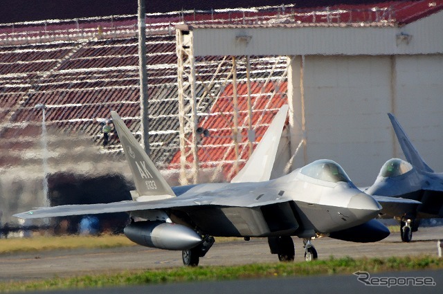 横田基地の外周には平日にもかかわらず、多くの航空ファンが集結した。