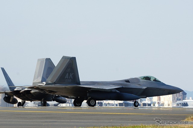 1番機と2番機が横並びとなったが、離陸は1機ずつとなった。