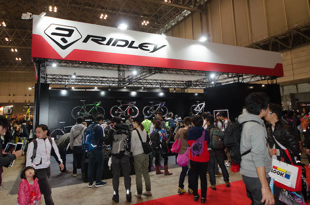 リドレーのブース。左の壁にカスタムペイントバイクがある(サイクルモード14)