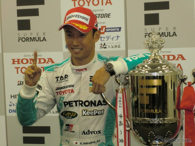 2012年以来、2年ぶりの王座獲得となった中嶋一貴(12年当時のシリーズ名称はフォーミュラ・ニッポン)。