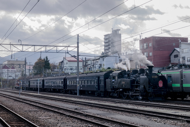 小樽駅の側線に待機する『SLクラブツーリズム号』の編成。復路はDE15形が先頭となった。