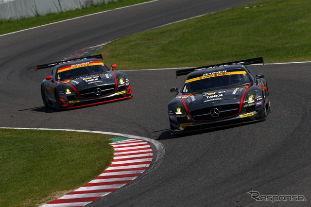 GAINERチームのメルセデス#10(向かって左)と#11(SUPER GT 第6戦 GT300クラス 決勝 鈴鹿サーキット)