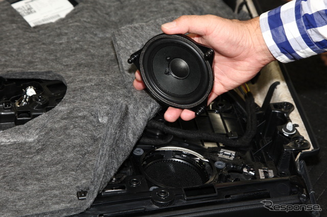 純正スピーカーはそのままに、音質補正回路の追加で最適化を図る