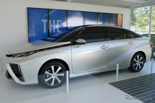 トヨタ セダンタイプの新型燃料電池自動車（FCV）