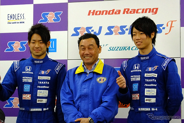 左から上村優太選手、中嶋悟校長（元F1ドライバー）、石坂瑞基選手