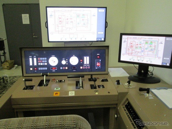 ブレーキシステム教材の簡易運転台。機器を操作することによりブレーキシステム内部の作動状況を液晶モニターで確認することができる。