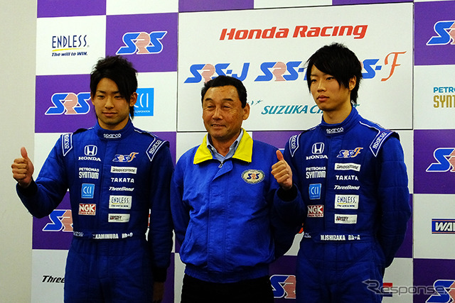 左から上村優太選手、中嶋悟校長(元F1ドライバー)、石坂瑞基選手