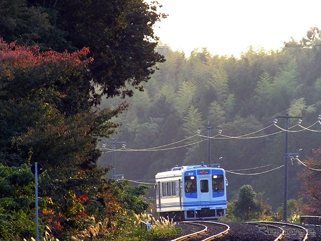 伊勢鉄道 鈴鹿サーキット稲生駅に、津方から四日市行き気動車が静かに駆け寄ってきた