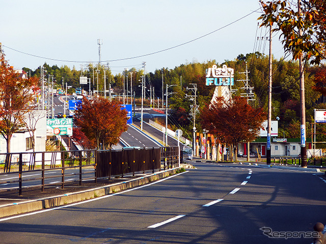 稲生駅に続くサーキット道路。歩道を行く人の姿はない