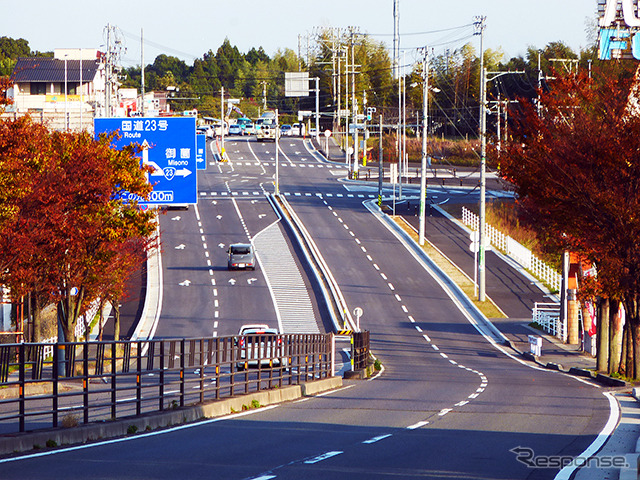 稲生駅に続くサーキット道路。歩道を行く人の姿はない