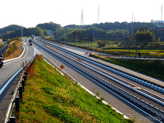 サーキット道路と立体交差する中勢バイパス
