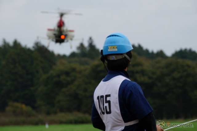 第23回産業用無人ヘリコプター全国飛行技術大会の競技風景（ヤマハRMAX TypeII Gとオペレーター）