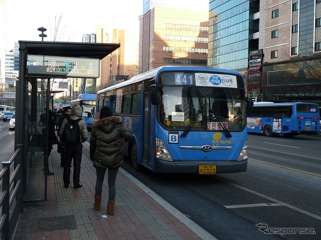 神戸市は「新たな交通手段」としてBRTやLRTの導入可能性の検討を行う事業者5社を選定した。写真は韓国・ソウルのBRT駅