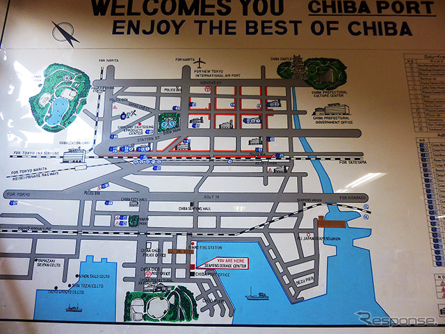 千葉ポートサービス観光船乗船場のレトロな案内。「ENJOY THE BEST OF CHIBA」という文字も