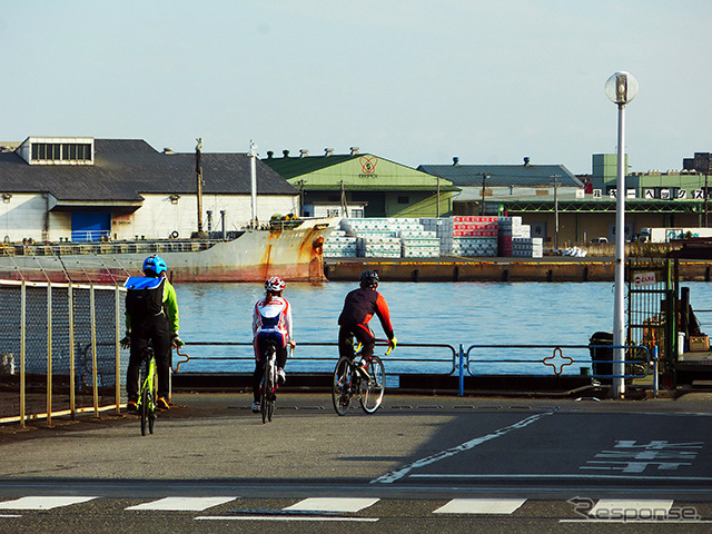 サイクルシップが出航する時間になり、千葉港にサイクリストたちが集まってきた