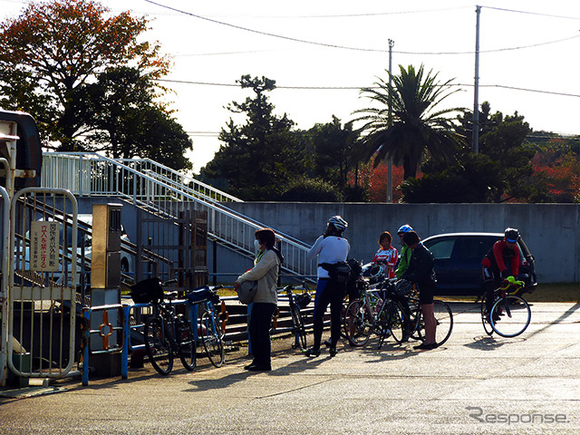 サイクルシップが出航する千葉港に集まったサイクリストたち