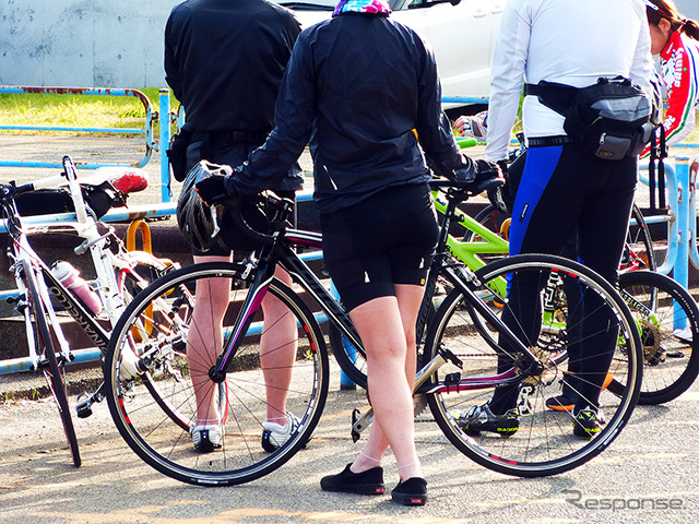 自転車を転がして船に乗り込むサイクルシップの参加者たち