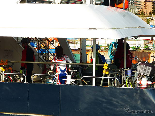 自転車を転がして船に乗り込むサイクルシップの参加者たち