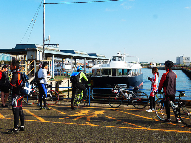 ロードバイクを船に載せ、千葉港から浦安マリーナへと向かう人たち