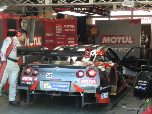 決勝日、準備を進める#23 GT-R陣営。