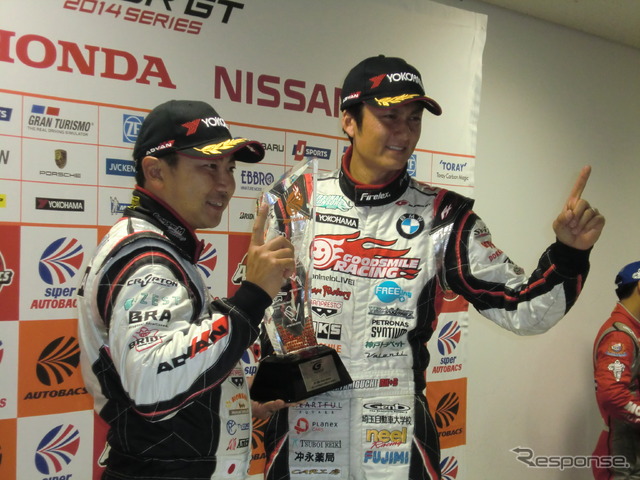 GT300ドライバーズチャンピオンを獲得した片岡龍也（左）と谷口信輝。