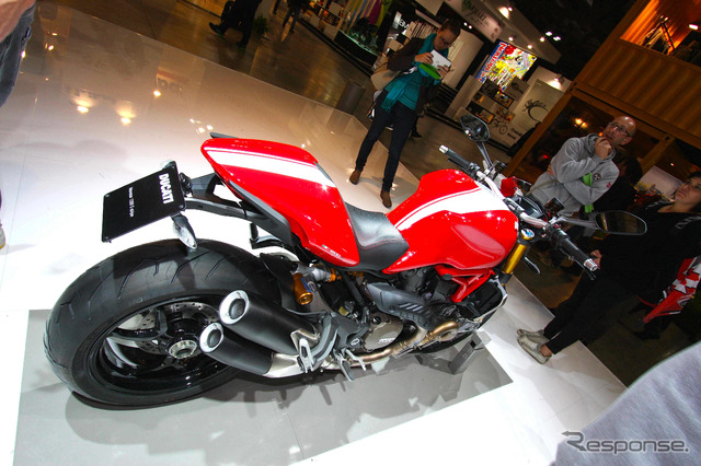 ドゥカティ モンスター1200S・ストライプ(ミラノショー14)