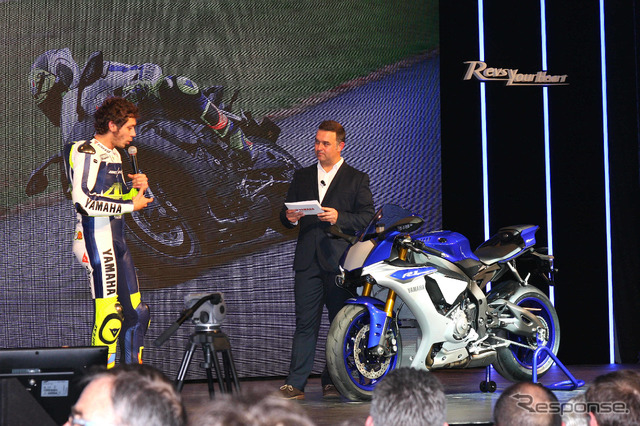 ヤマハ YZF-R1新型とバレンティーノ・ロッシ選手(ミラノショー14)